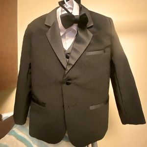 Size 5T tuxedo